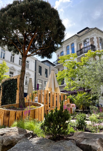 Mit Blumen und Bäumen bepflanztes Beet in der Oldenburger Innenstadt als Teil der Oldenburg Stadtgärten