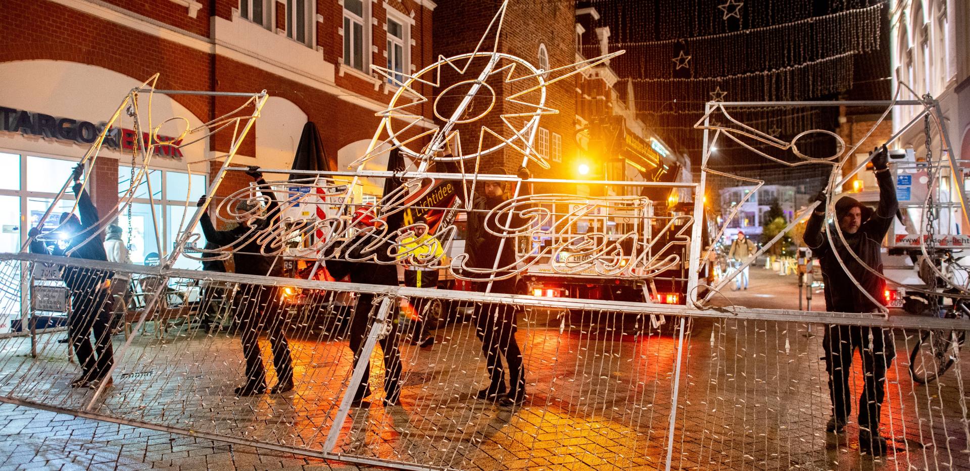 Die Adventszeit steht vor der Tür und pünktlich dazu beginnen die Arbeiten für die festliche Weihnachtsbeleuchtung in der Oldenburger Innenstadt. Mit viel Einsatz und Engagement bereitet das Team von Harders Lichtideen in diesen Tagen die Straßenbeleuchtung für die Adventszeit vor. Hier am Lappan.