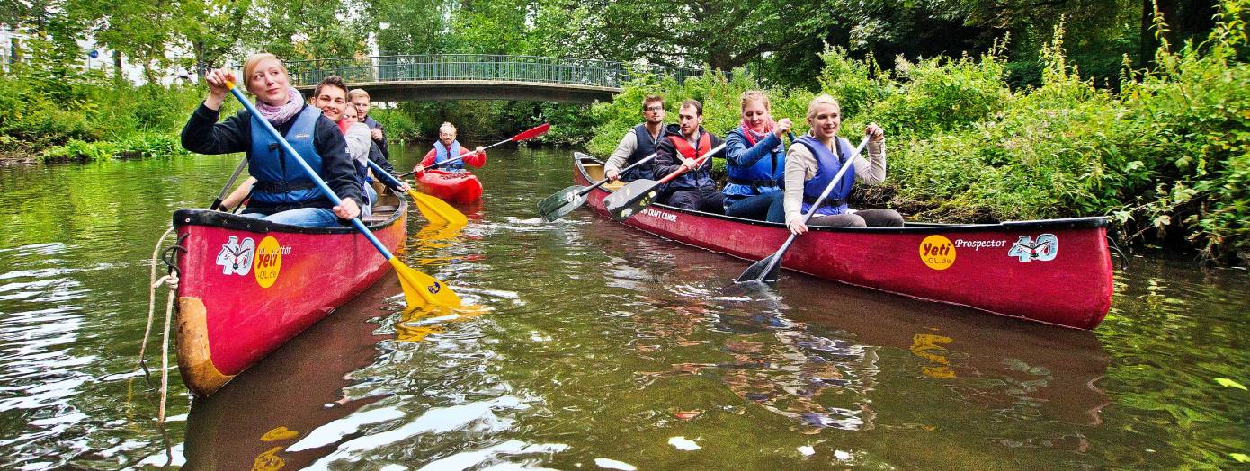 Eine Gruppe im Kanu auf dem Fluss Haaren in Oldenburg.