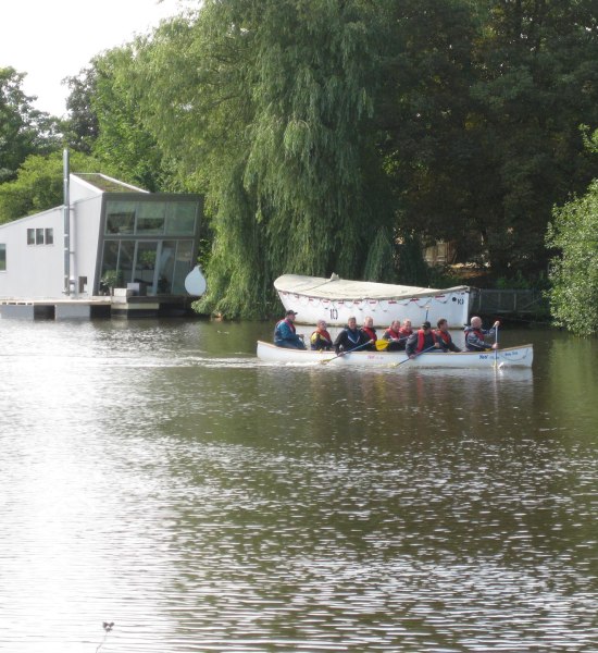 an den Hausbooten in Oldenburg vorbei im 10er Canadier