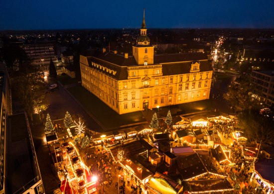 Leuchtender Weihnachtsmarkt vor dem Oldenburger Schloss