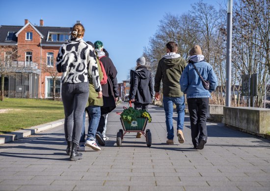 Eine Gruppe unternimmt gemeinsam eine Kohltour in Oldenburg