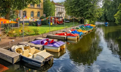 Bunte Treetboote in Oldenburg auf der Mühlenhunte