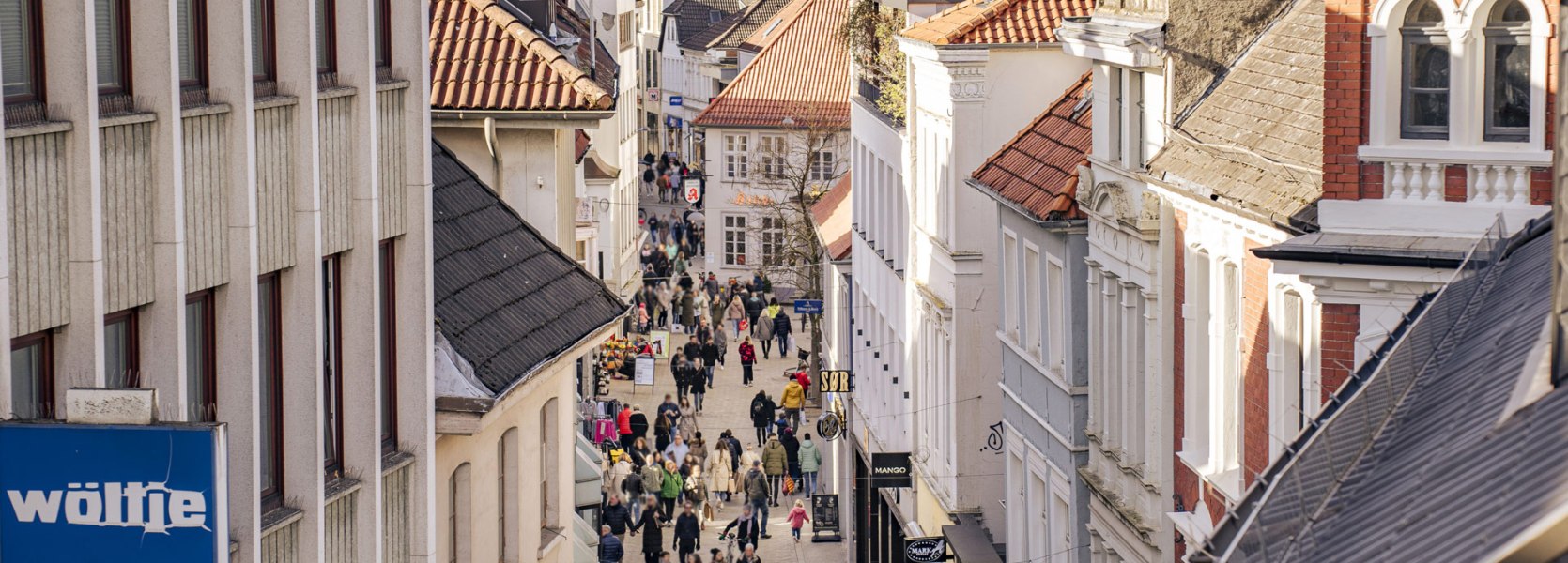 Menschen bummeln durch die Achternstraße in der Fußgängerzone in Oldenburg. 