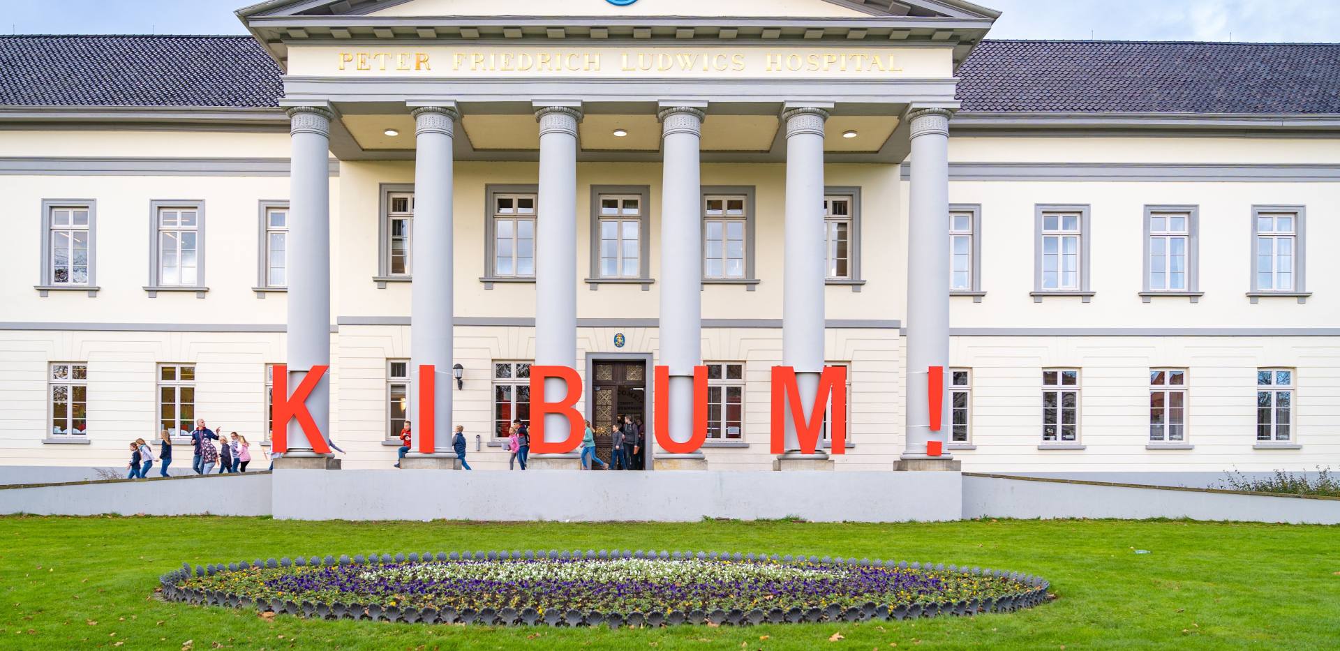 Schriftzug Oldenburger KIBUM vor dem Kulturzentrum PFL.