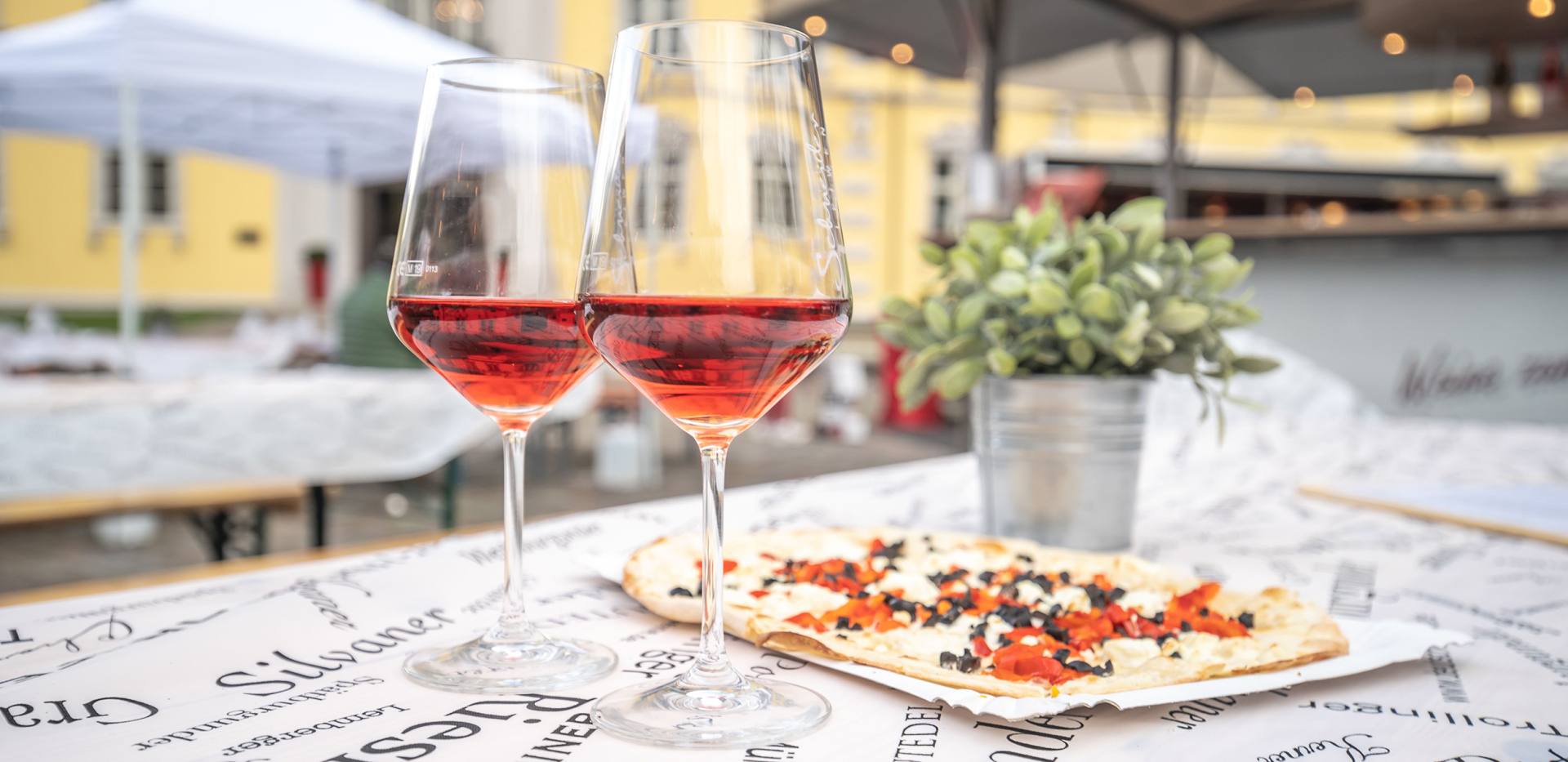 Beim Weinfest Oldenburg können Weine und kulinarische Angebote genossen werden. 