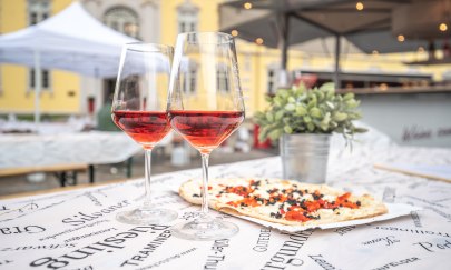 Beim Weinfest Oldenburg können Weine und kulinarische Angebote genossen werden. 