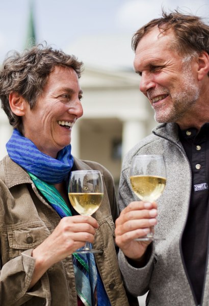 Beim Weinfest Oldenburg genießt ein Pärchen ein Glas Weißwein auf dem Schlossplatz.