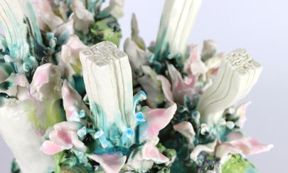 Nora Arrieta, Blüten, Porzellan, glasiert, 2022