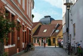 Blick auf die bunten Häuser der Burgstraße mit der Kuppel des Staatstheaters im Hintergrund