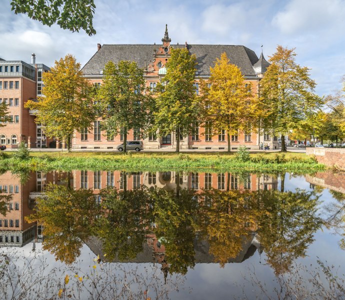 Historische Kaiserliche Post bei Herbststimmung mit Spiegelung im Wasser.