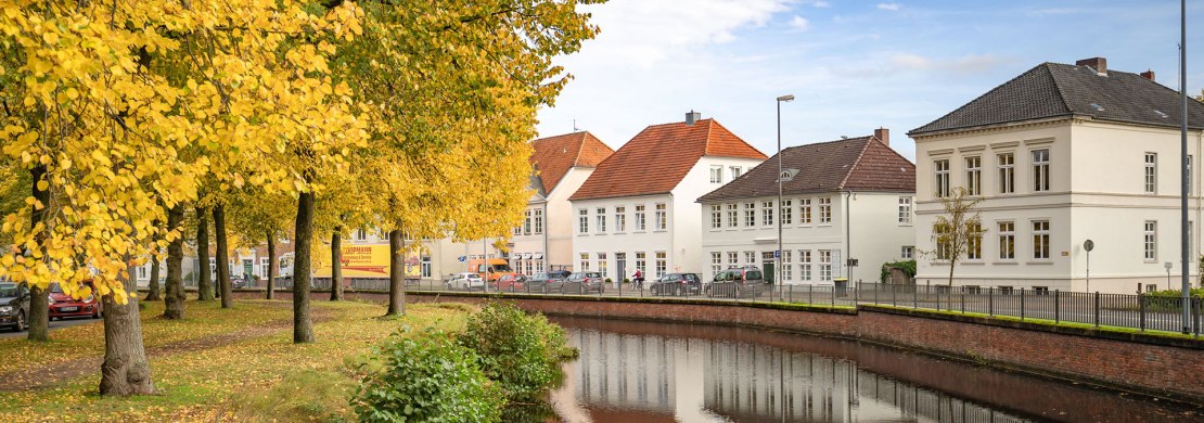 Blick auf die Mühlenhunte mit Herbstlaub. 