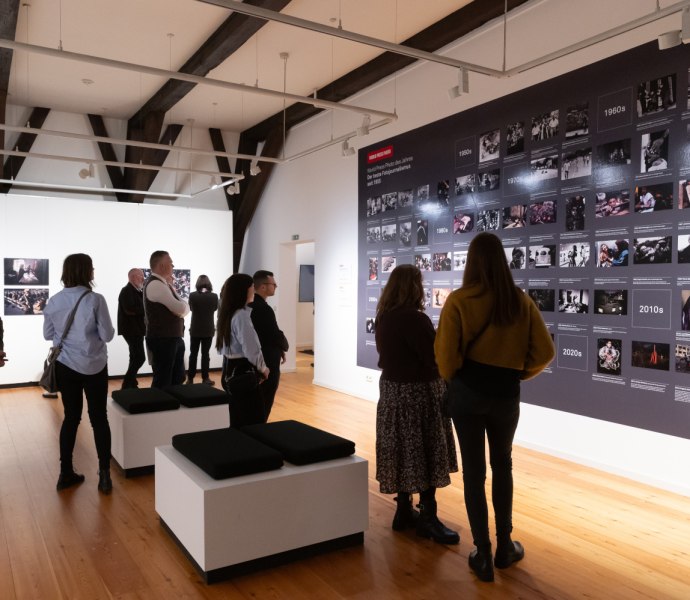 Auf der Winners Wall werden die weltweit besten Pressefotos der vergangenen 70 Jahre gezeigt.