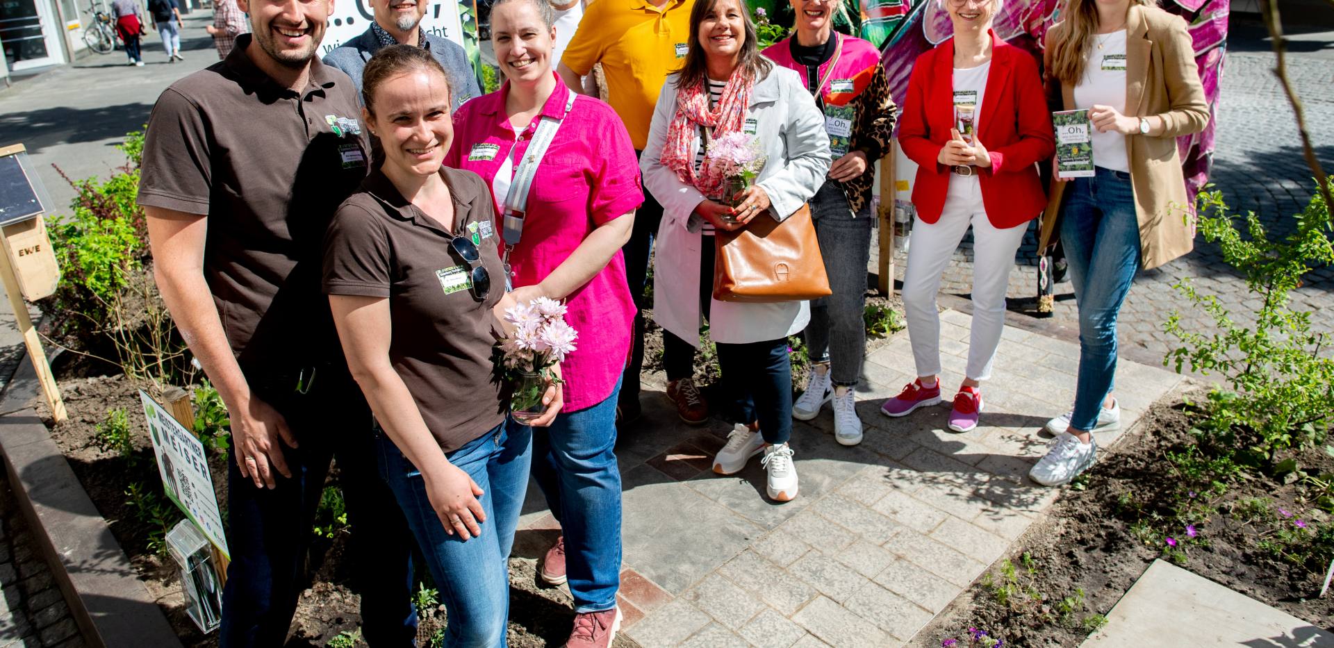 In dem von der EWE präsentierten Zukunftsgarten in der Heiligengeiststraße haben Eric Hermann Meiser und Dr. Sonja Meiser (Geschäftsführung Meistergärtner Meiser), Christoph Baak (Vorstand CMO), Friederike Töbelmann (OTM), Stefan Dieker (Vorstand CMO), Oberbürgermeister Jürgen Krogmann, Stadtbaurätin Christine-Petra Schacht, Frauke Bitterer (EWE AG), Silke Fennemann (Geschäftsführerin der OTM) und Melanie Jauken (OTM) die Oldenburg Stadtgärten am 11. Mai 2024 feierlich eröffnet.