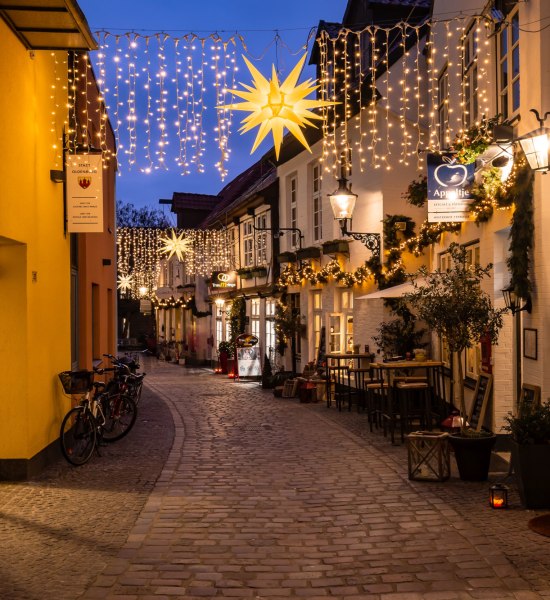 Weihnachtsshopping in der festlich geschmückten Bergstraße