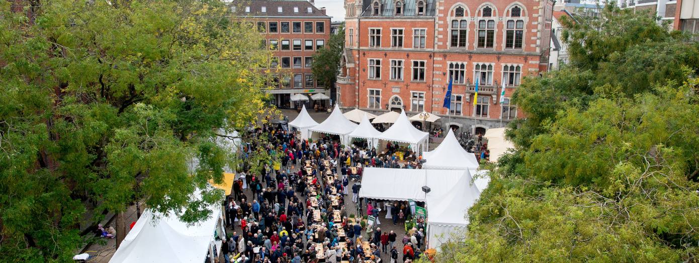 Auf dem Oldenburger Rathausmarkt sind zu hallo Grünkohl viele Stände und lange Sitzreihen zum Essen aufgebaut.