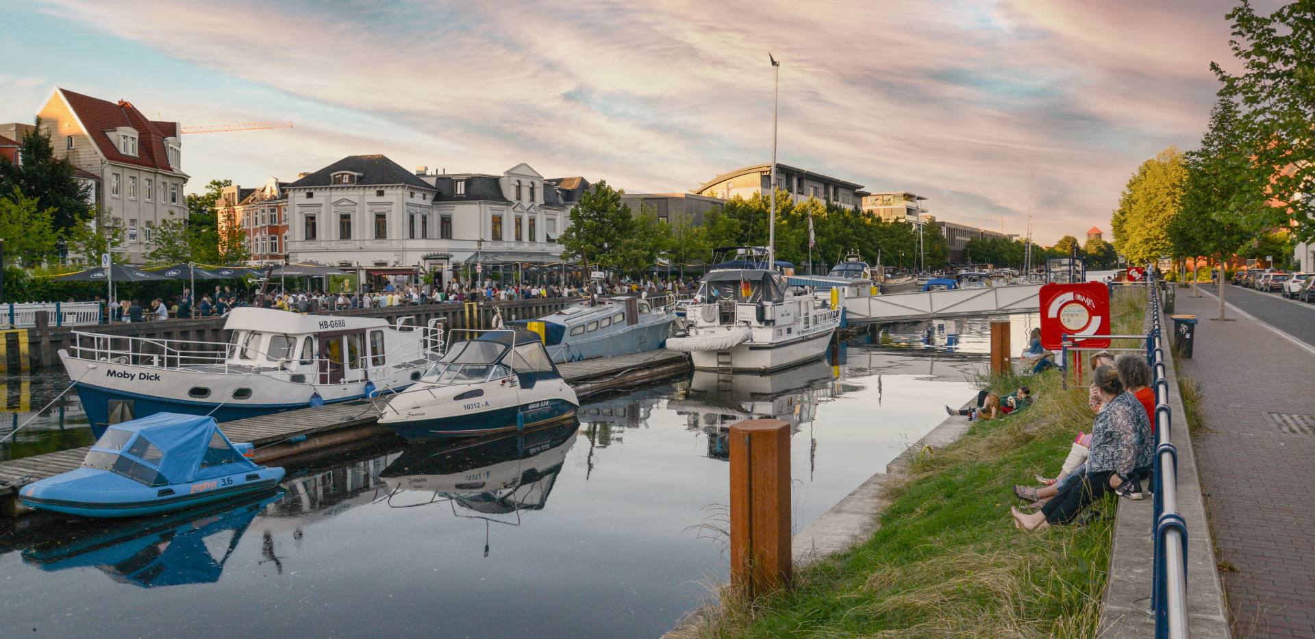 Blick auf den Oldenburger Stadthafen und die Promenade am Abend.