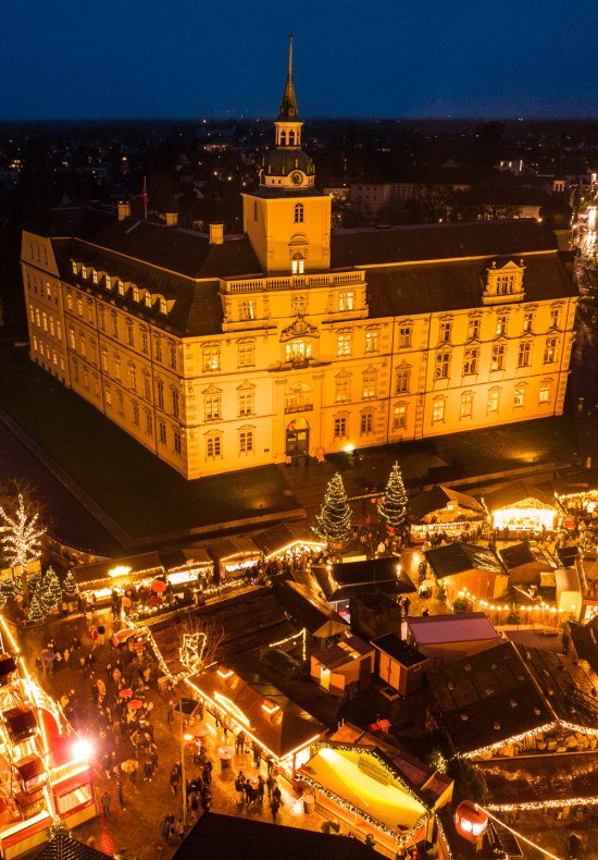 Leuchtender Weihnachtsmarkt vor dem Oldenburger Schloss