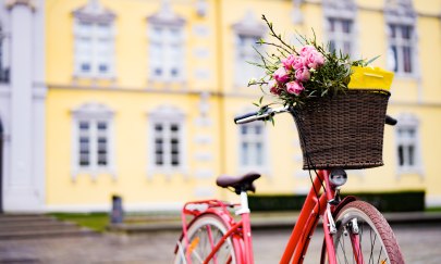 Rotes Fahrrad vor dem Oldenburger Schloss.