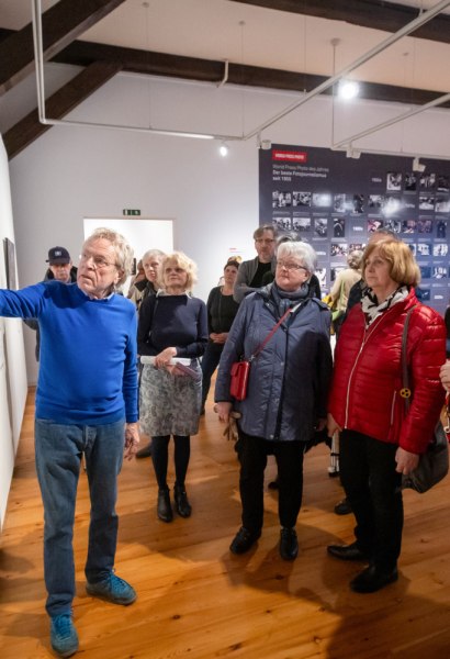 Erfahrene Kunstvermittler führen kompetent durch die Ausstellung.