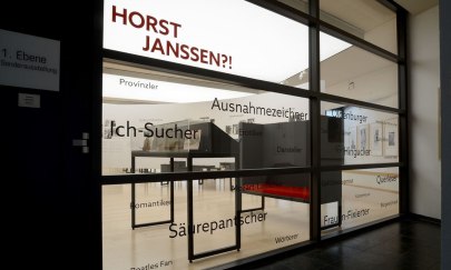 Blick durchs Fenster in den Ausstellungsraum.