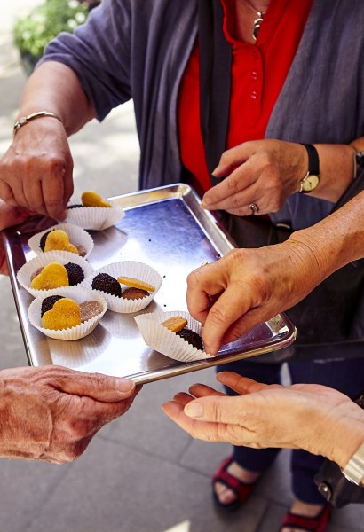 Bei den Touren lernen die Gäste lokale Gastronom:innen kennen und dürfen die ein oder andere Kostprobe vernaschen.