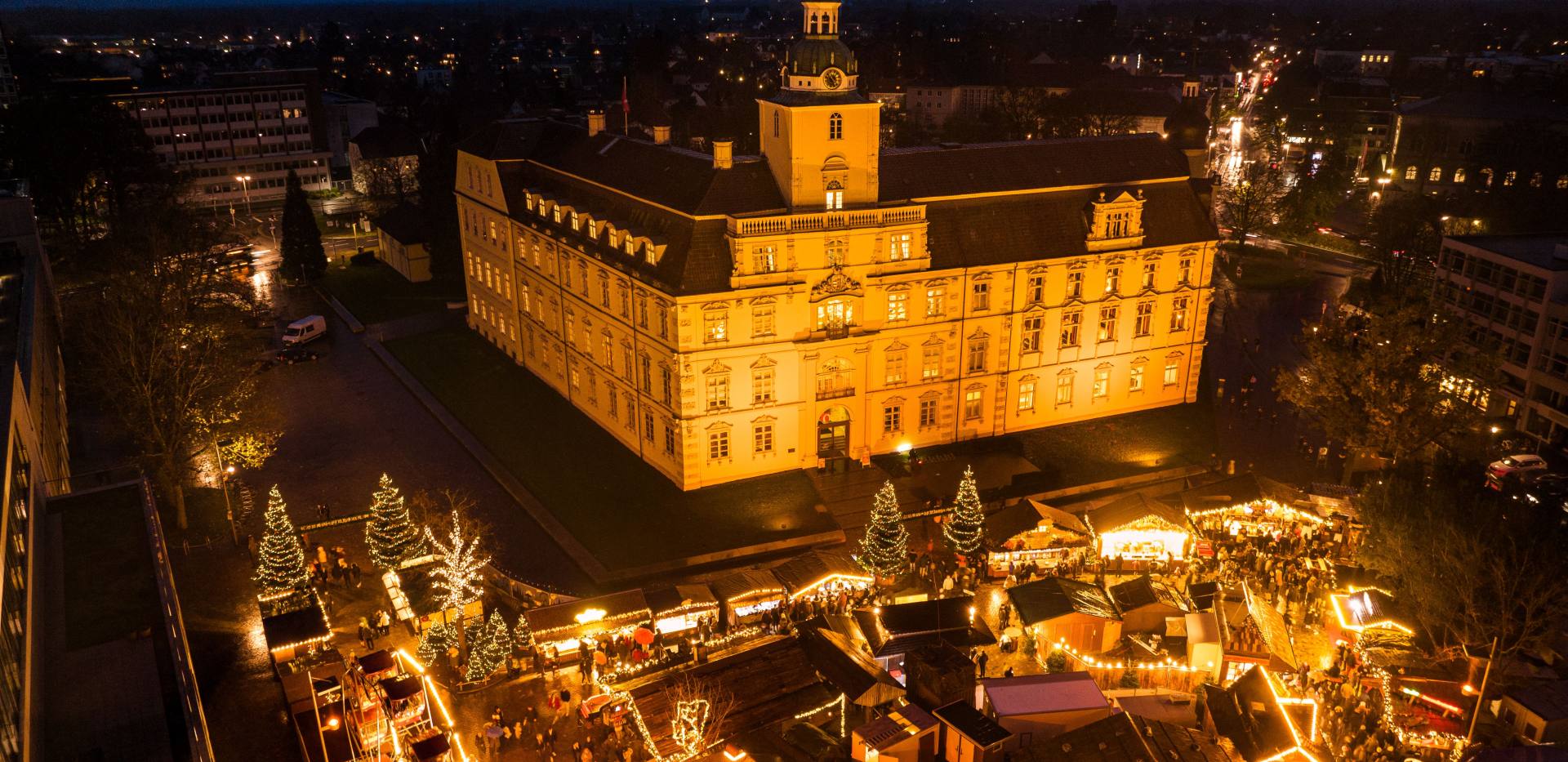 Luftblick auf den Oldenburger Weihnachtsmarkt auf dem Schlossplatz mit dem Oldenburger Schloss. 