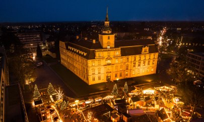 Leuchtender Weihnachtsmarkt vor dem Oldenburger Schloss