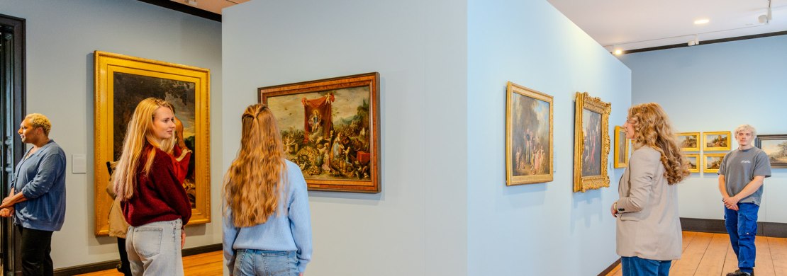 Besuchende betrachten Gemälde im Augusteum des Landesmuseums Kunst & Kultur Oldenburg