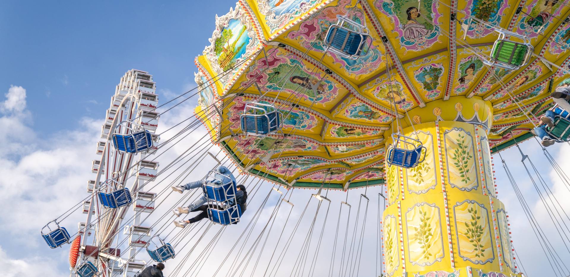 Riesenrad und Kettenkarussel auf dem Kramermarkt.