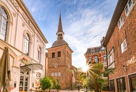 Blick auf den Lappan in Oldenburg mit Sonnestrahlen, die durch den Lappangang scheinen.