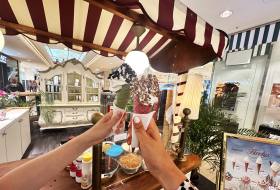 Zwei Softeis vor dem Stand von Hardys in den Schlosshöfen Oldenburg