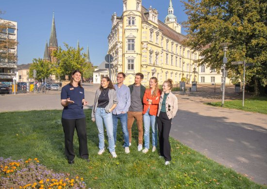 Gruppe bei einer Stadtführung vor dem Oldenburger Schloss