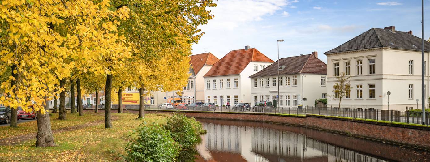 Blick auf die Mühlenhunte mit Herbstlaub. 