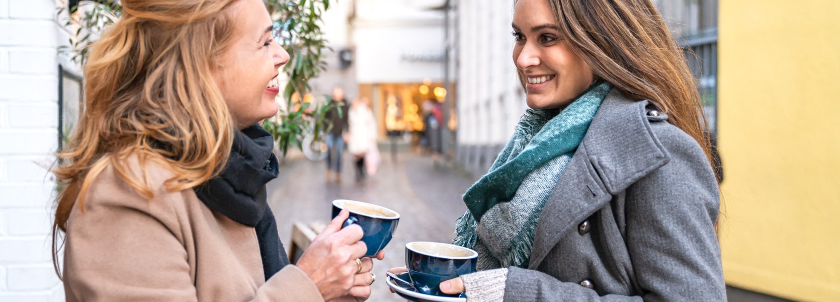 Zwei Frauen genießen in der Oldenburger Innenstadt einen Kaffee.