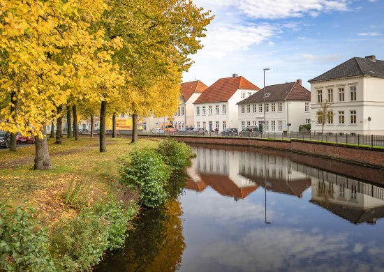 Blick auf die Mühlenhunte mit Herbstlaub. 