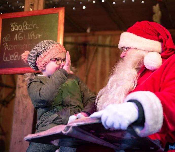 Auf dem Oldenburger Weihnachtsmarkt trifft ein Kind auf den Weihnachtsmann.