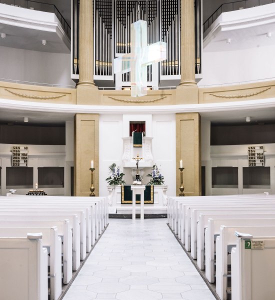 Innenraum St. Lamberti-Kirche Oldenburg mit Glaskreuz