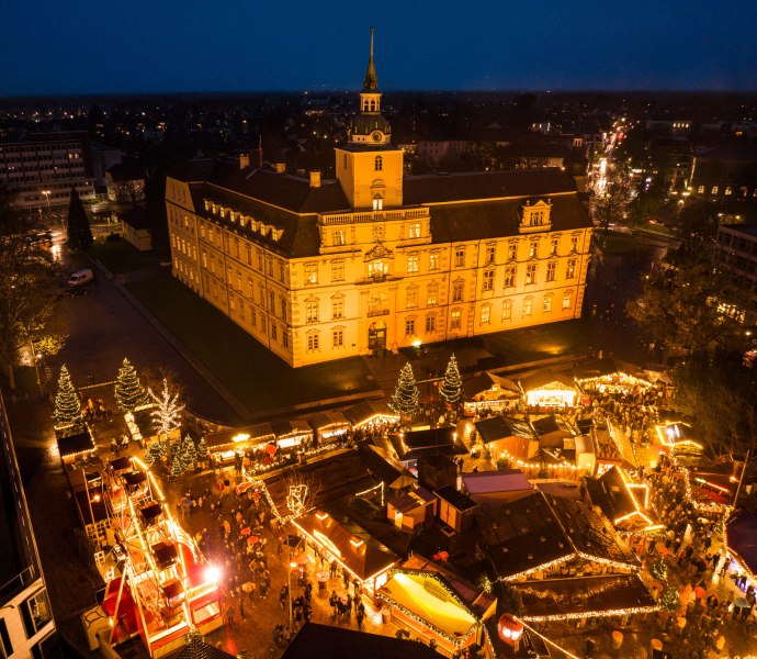 Leuchtender Weihnachtsmarkt vor dem Oldenburger Schloss