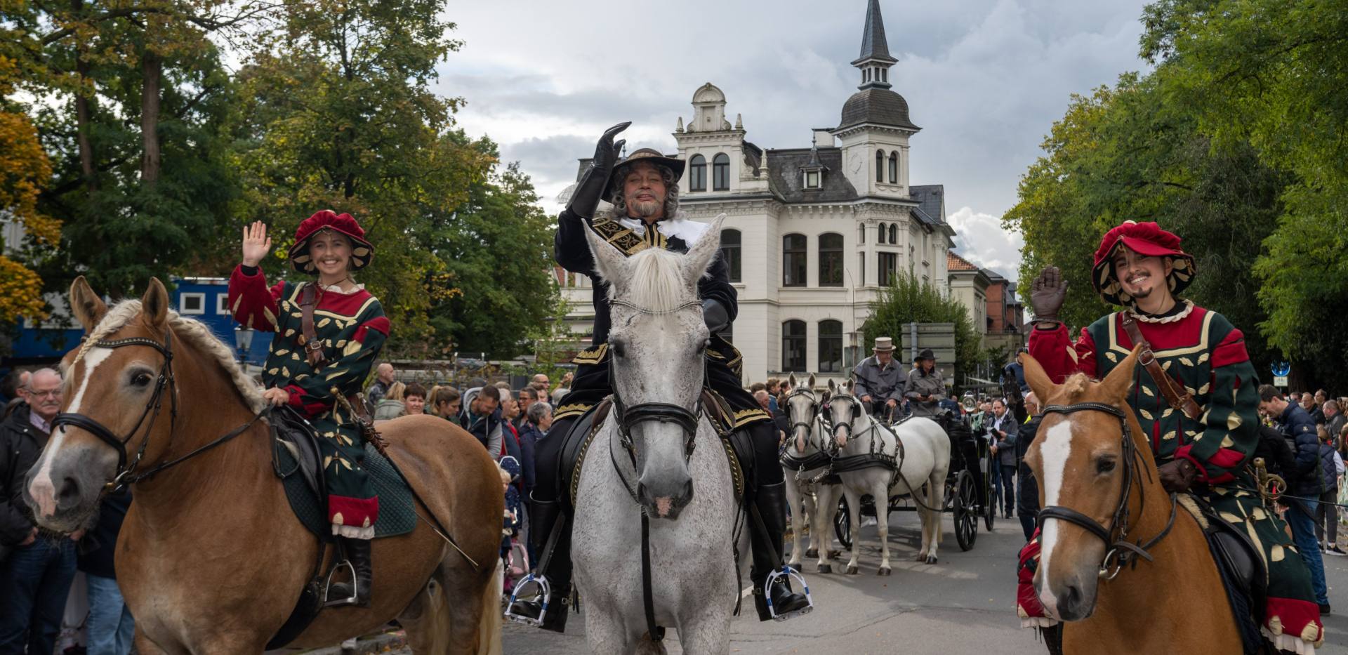 Graf und Knappen beim Oldenburger Kramermarktsumzug. Foto: Sascha Stüber