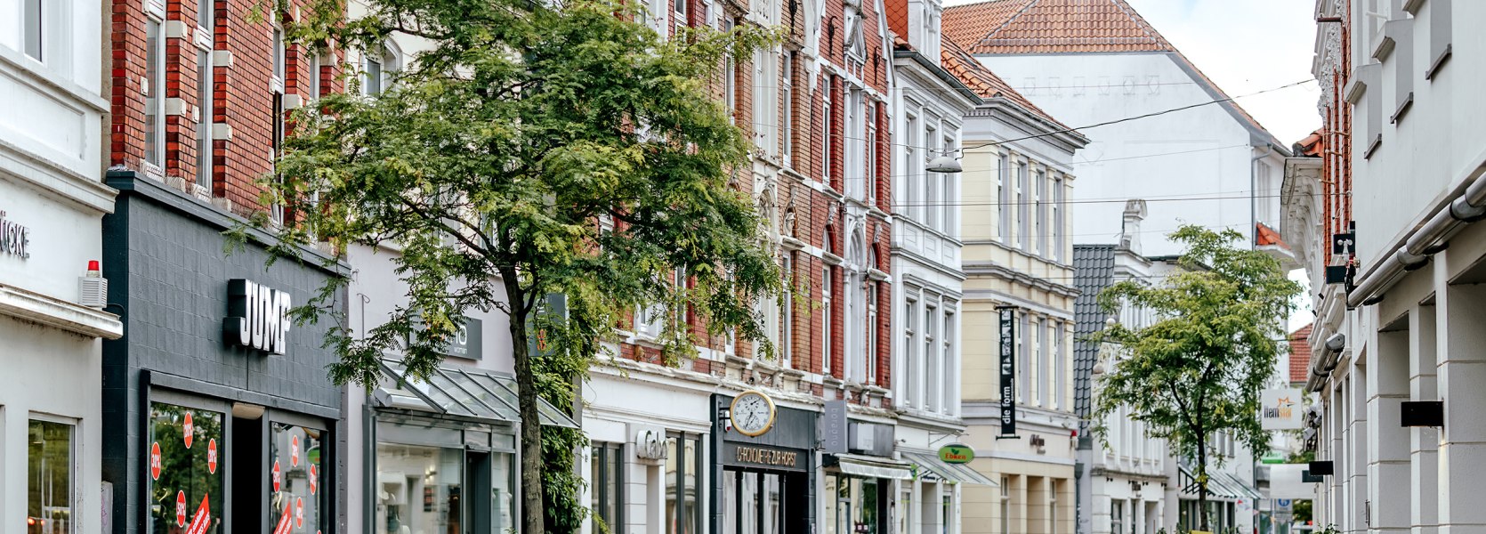 Blick in die Haarenstraße in Oldenburg mit Beeten der Stadtgärten