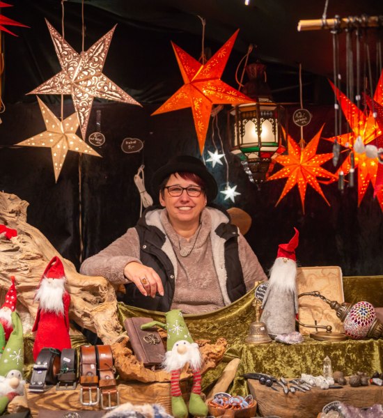 Stand auf dem Oldenburger Weihnachtsmarkt mit Sternen und Selbstgemachtem