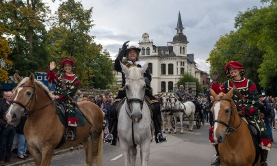 Graf und Knappen beim Oldenburger Kramermarktsumzug. Foto: Sascha Stüber