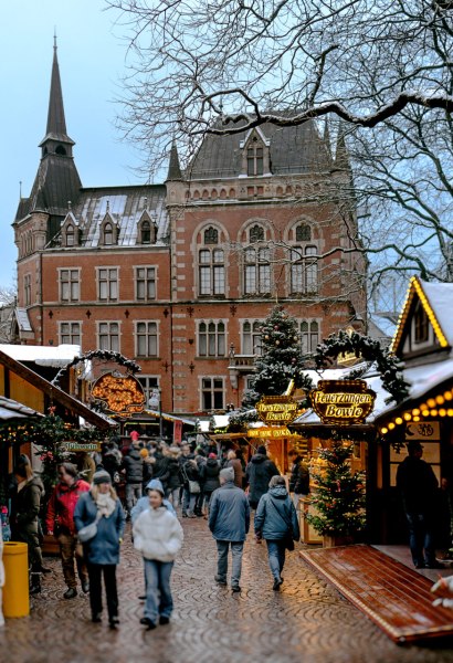 Foto von den Buden auf dem Oldenburger Weihnachtsmarkt vorm Rathaus