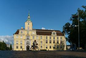 Oldenburger Schloss mit Radfahrer im Vordergrund 