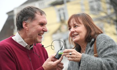 Der Gästeführer Bernd Munderloh probiert die Personenführungsanlage mit der Gästeführer-Kollegin Iris Styhler.