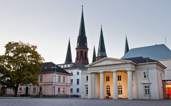 Schlossplatz mit Schlosswache Oldenburg