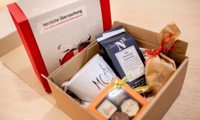 Geschenkbox mit Tasse und kulinarischen Kleinigkeiten aus Oldenburg