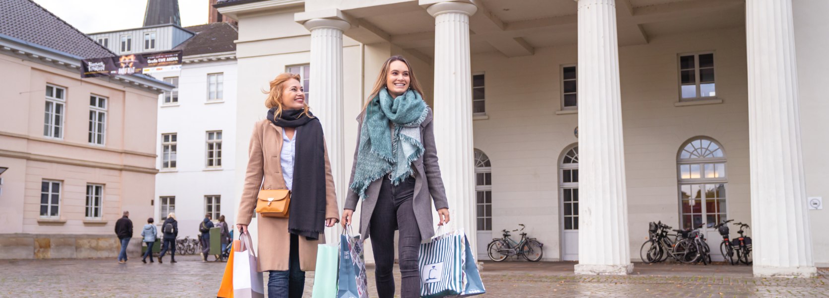 Zwei Frauen auf Shoppingtour in der Oldenburger Innenstadt.