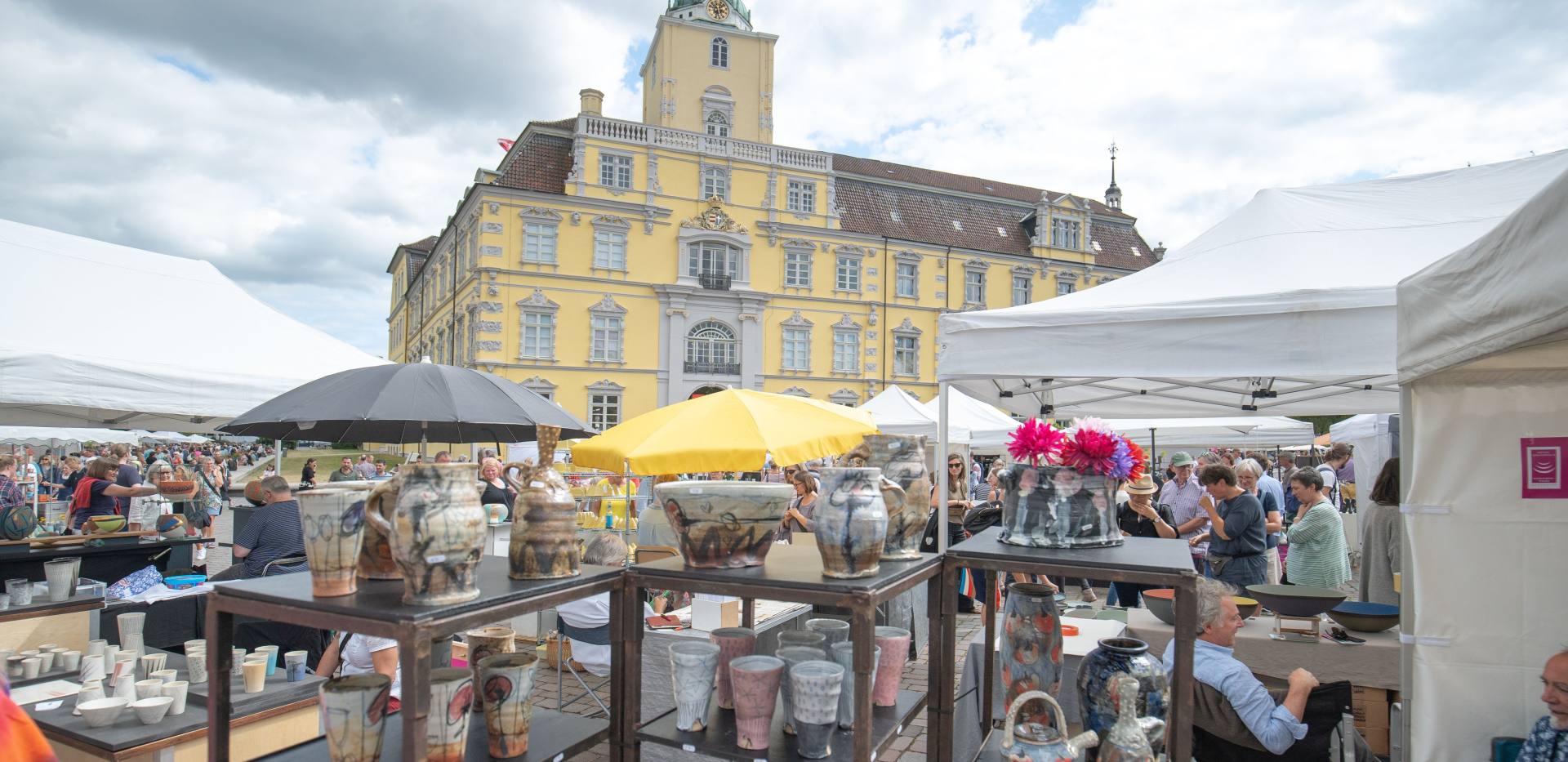 Keramikmarkt auf dem Schlossplatz.